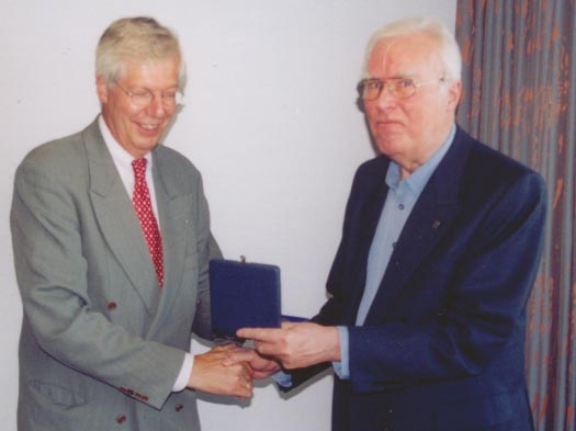 Jan van der Eerden (rechts) ontvangt Ton Koot Penning